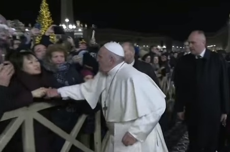 Papa Francisc şi-a cerut scuze pentru că "şi-a pierdut cumpătul" atunci când a lovit peste mână o credincioasă - VIDEO
