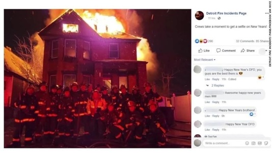 Anchetă după ce pompieri din Detroit s-au fotografiat în faţa unei case în flăcări 
