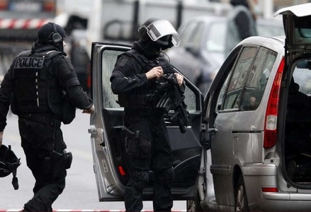 Franţa - Un bărbat a înjunghiat trecători în apropiere de Paris. Poliţia l-a ucis pe atacator