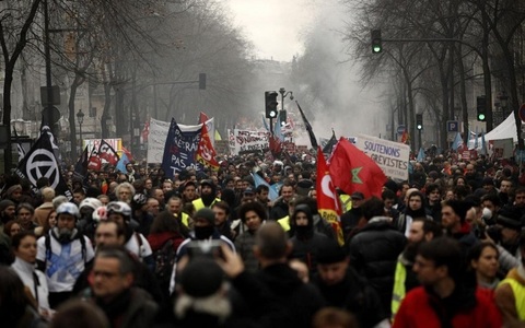 Zeci de mii de francezi au contestat în stradă reforma pensiilor. Preşedintele Macron susţine în continuare proiectul