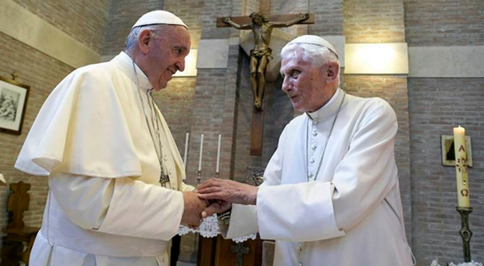 Fostul papă Benedict al XVI-lea îl îndeamnă pe Papa Francisc să nu ordineze preoţi bărbaţi căsătoriţi