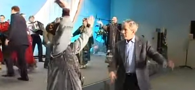 Noi filmări de arhivă lansate de Kremlin îl prezintă pe fostul preşedinte american George W. Bush dansând alături de Putin în 2008 - VIDEO