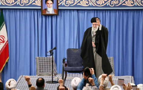 Liderul suprem iranian Ali Khamenei prezidează marea rugăciune săptămânală la Teheran după ce preşedintele Hassan Rohani spune că vrea să evite ”războiul” şi apără dialogul