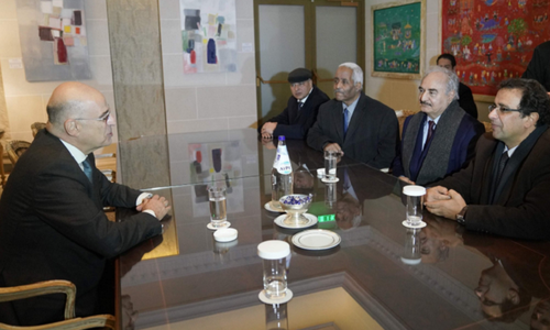 Mareşalul Khalifa Haftar, în vizită la aliatul său grec înaintea Conferinţei Internaţionale de Pace de la Berlin, la care Guvernul grec cere să participe