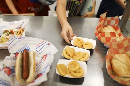 Administraţia Trump propune relaxarea standardelor nutriţionale din şcoli, introduse la iniţiativa lui Michelle Obama: Legumele proaspete, fructele şi cerealele integrale pierd teren în favoarea pizzei, preparatelor din carne şi cartofilor prăjiţi