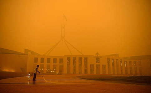 Furtuni de nisip şi averse de grindină în Australia sinistrată de incendii