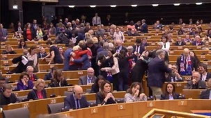 Parlamentul European a ratificat Acordul de ieşire a Marii Britanii din UE / Europarlamentarii au cântat Auld Lang Syne şi au aplaudat/ Preşedintele PE: Părăsiţi UE, dar veţi fi în continuare parte a Europei - VIDEO