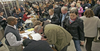 Fiasco în alegerile primare democrate din Iowa, unde rezultatele se lasă aşteptate