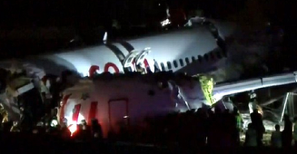 Peste 50 de răniţi după ce un avion aparţinând companiei Pegasus se rupe în trei şi ia foc după ce iese de pe pista de aterizare pe Aeroportul Internaţional Sabiha Gökçen de la Istanbul