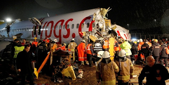 Anchetă cu privire la o eventuală neglijenţă criminală a celor doi piloţi ai avionului Pegasus în urma accidentului de la Istanbul