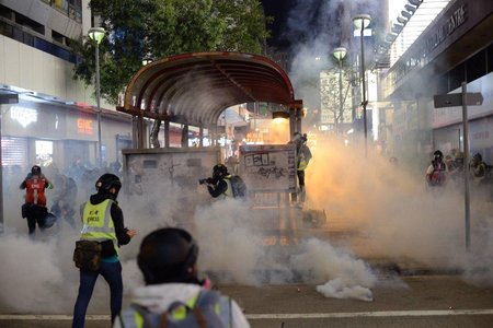 Hong Kong: Protestatarii au ieşit din nou în stradă, poliţişti au folosit gaze lacrimogene pentru a-i dispersa