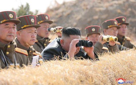 UPDATE-Coreea de Nord trage două rachete balistice cu rază scurtă de acţiune în toiul pandemiei noului coronavirus, după ce Kim Jong Un a asistat la o ”competiţie de artilerie” în cadrul armetei