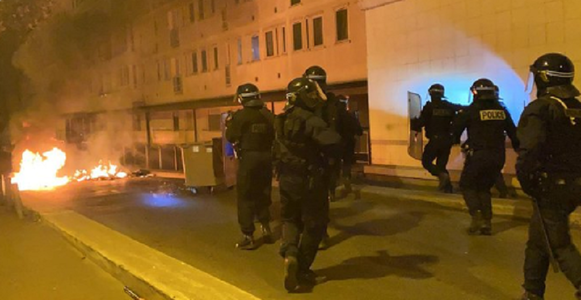 Tensiuni în mai multe oraşe de la periferia Parisului a patra noapte consecutiv, în urma accidentului de la Villeneuve-la-Garenne