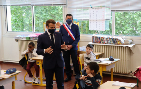 Macron vizitează o şcoală pentru a îndepărta temeri în vederea ieşirii din izolare la 11 mai