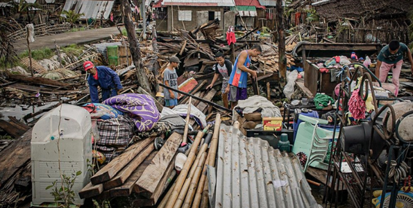 Zeci de mii de oameni, nevoiţi să iasă din izolare şi să se adăpostească de taifunul Vongfong, care distruge case, şcoli şi locuri de carantină în Filipine, unde covid-19 a ucis 806 persoane şi a contaminat 12.091