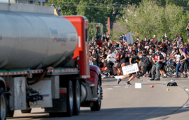 O cisternă intră în manifestanţi pe o autostradă la Minneapolis; şoferul, scos din camion cu forţa şi agresat de manifestanţi, plasat în arest de poliţie