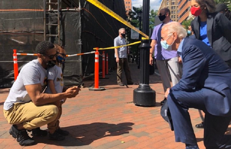 Joe Biden îngenuchează la o manifestaţie împotriva rasismului după moartea lui George Floyd