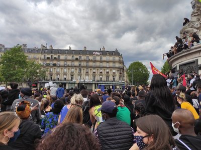 Protest antirasism cu mii de oameni la Paris. Poliţiştii au folosit gaze lacrimogene