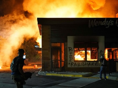 Protestatari din Atlanta au blocat temporar o autostradă şi au incendiat un restaurant Wendy’s