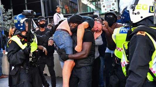 Black Lives Matter, în Londra - Protestatarul de culoare care a scos din mulţime un bărbat alb rănit: „Suntem toţi aceeaşi rasă”