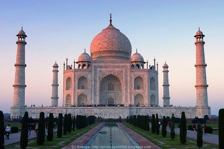 Monumentul Taj Mahal se redeschide de luni. Vizitatorii sunt obligaţi să poarte măşti