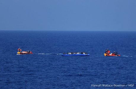 Italia: 180 de migranţi salvaţi de nava Ocean Viking vor fi transferaţi pe o altă ambarcaţiune şi vor sta 14 zile în carantină