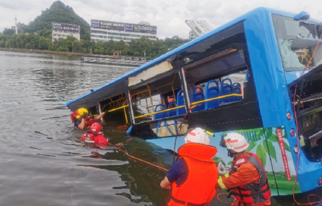 Cel puţin 21 de morţi şi 15 răniţi în sud-vestul Chinei, după ce un un autobuz cade într-un lac 