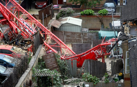 Un mort şi patru răniţi la Londra, după ce o macara de 20 de metri cade pe un şantier şi case din zonă