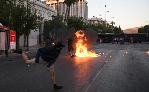 Nouă arestări la Atena, în urma unor violenţe la o manifestaţie împotriva unei noi legi care reglementează manifestaţiile; şase poliţişti răniţi; 12.000 de oameni la mai multe manifestaţii, anunţă poliţia