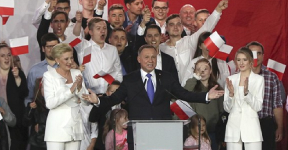 Preşedintele în exerciţiu polonez Andrzej Duda, reales cu un scor stâns în urma înfrângerii primarului Varşoviei Rafal Trzaskowski în turul doi al alegerilor prezidenţiale