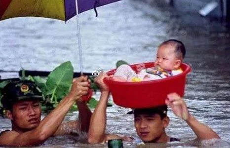 Fluviul Yangtze creşte la un nivel critic în amonte de Wuhan din cauza unor  ploi; 140 de morţi în inundaţii-record; niveluri-record ale apei pe 33 de cursuri de apă şi alerte pe 433 de fluvii şi râuri