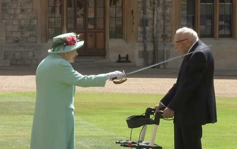 Regina Elizabeth II i-a acordat titlul de cavaler veteranului Tom Moore, care a strâns 33 de milioane de lire sterline în sprijinul lucrătorilor sanitari