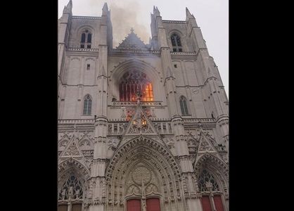 Incendiul de la catedrala din Nantes, anchetat ca fiind premeditat. Marea orgă şi vitraliile, distruse. VIDEO