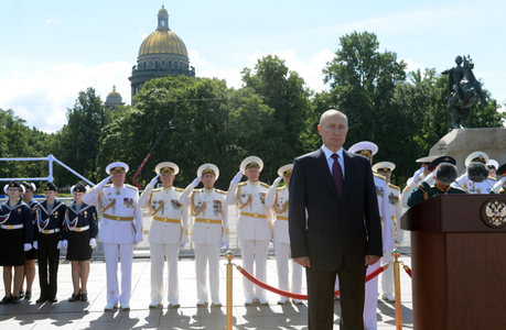 Putin promite, de Ziua Marinei ruse, la Sankt Petersburg, creşterea nivelului tehnic şi anunţă dotarea cu 40 de nave de război; parade la bazele întregii flote, inclusiv la Tartus, în Siria
