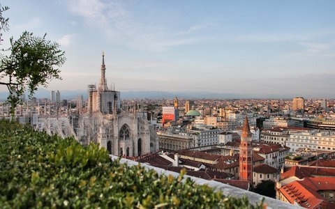 Incident la Domul din Milano: Un bărbat înarmat cu un cuţit a ţinut pentru scurt timp ostatic un gardian