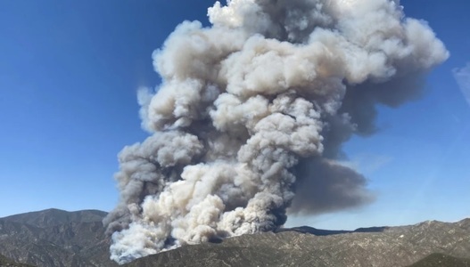 Sute de case evacuate în California ca urmare a unui enorm incendiu
