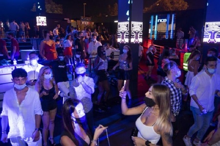 Italia închide de luni cluburile şi discotecile, iar purtarea măştilor devine obligatorie noaptea, în locurile aglomerate