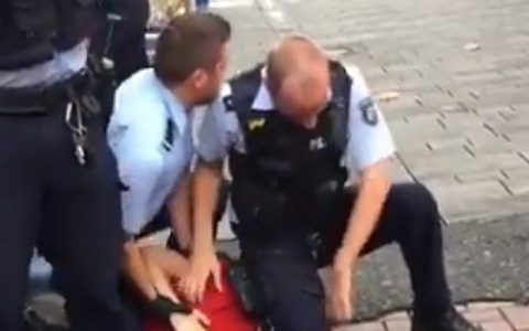 Germania: Investigaţie după ce un minor a fost imobilizat de poliţie punându-i-se genunchiul pe gât, ca în cazul George Floyd