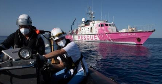 Două nave umanitare sar în ajutorul vaporului lui Bansky, cu 219 migranţi la bord, după ce nava a cerut ajutor; un migrant a murit la bord, iar mai mulţi sunt răniţi