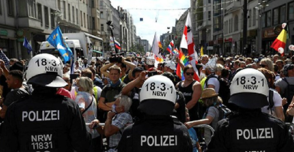 Poliţia din Berlin a arestat sute de participanţi la protestele faţă de restricţiile impuse în Germania în contextul pandemiei