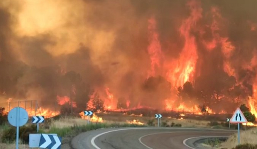 Cel puţin 3.200 de persoane evacuate în Andaluzia, din cauza unui incendiu de pădure care a devstat de joi o suprafaţă de aproape 10.000 de hectare în provincia Huelva; armata chemată în ajutorul pompierilor