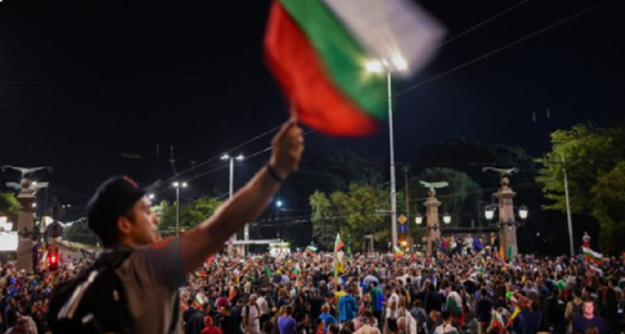Parlamentul bulgar dă undă verde discutării controversatei Constituţii a lui Borisov; cel puţin 45 de răniţi la Sofia şi zeci de arestări în ciocniri între manifestanţi şi poliţie