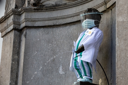Bruxelles: Personalul sanitar, omagiat prin îmbrăcarea celebrei statui Manneken Pis într-o ţinută specifică