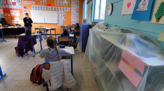 Franţa închide 81 de şcoli, reprezentând 0,13% din instituţiile de învăţământ, din cauza îmbolnăvirii unor elevi cu covid-19, anunţă Guvernul