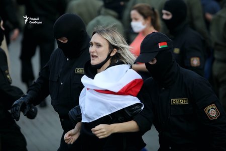 Belarus: Sute de arestări la o manifestaţie a femeilor