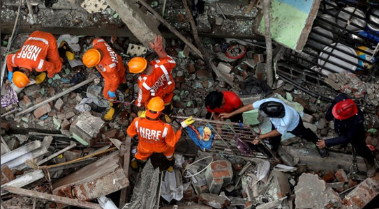 Cel puţin opt morţi şi zeci de persoane prinse sub dărâmături la Mumbai, în urma surpării unei clădiri