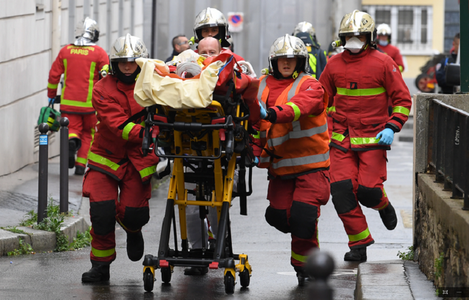 Doi suspecţi arestaţi în urma atacului de la Paris cu satârul, soldat cu rănirea unui bărbat şi unei femei de la agenţia de presă de presă Premières Lignes, lângă fostul sediu Charlie Hebdo; Parchetul antiterorist se sesizează în anchetă; mii de elevi înc