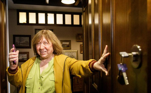 Opozanta Svetlana Alexievici a plecat în exil în Germania din motive profesionale şi de sănătate şi intenţionează să revină în Belarus, anunţă anturajul laureatei Nobelului pentru Literatură