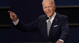 Fără ”Joe adormitul” pe platou, Biden trece un test hotărâtor în prima dezbatere haotică cu Trump