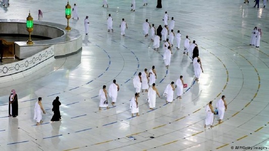 Pelerinii au început să revină duminică la Mecca, după ridicarea parţială a restricţiilor legate de coronavirus